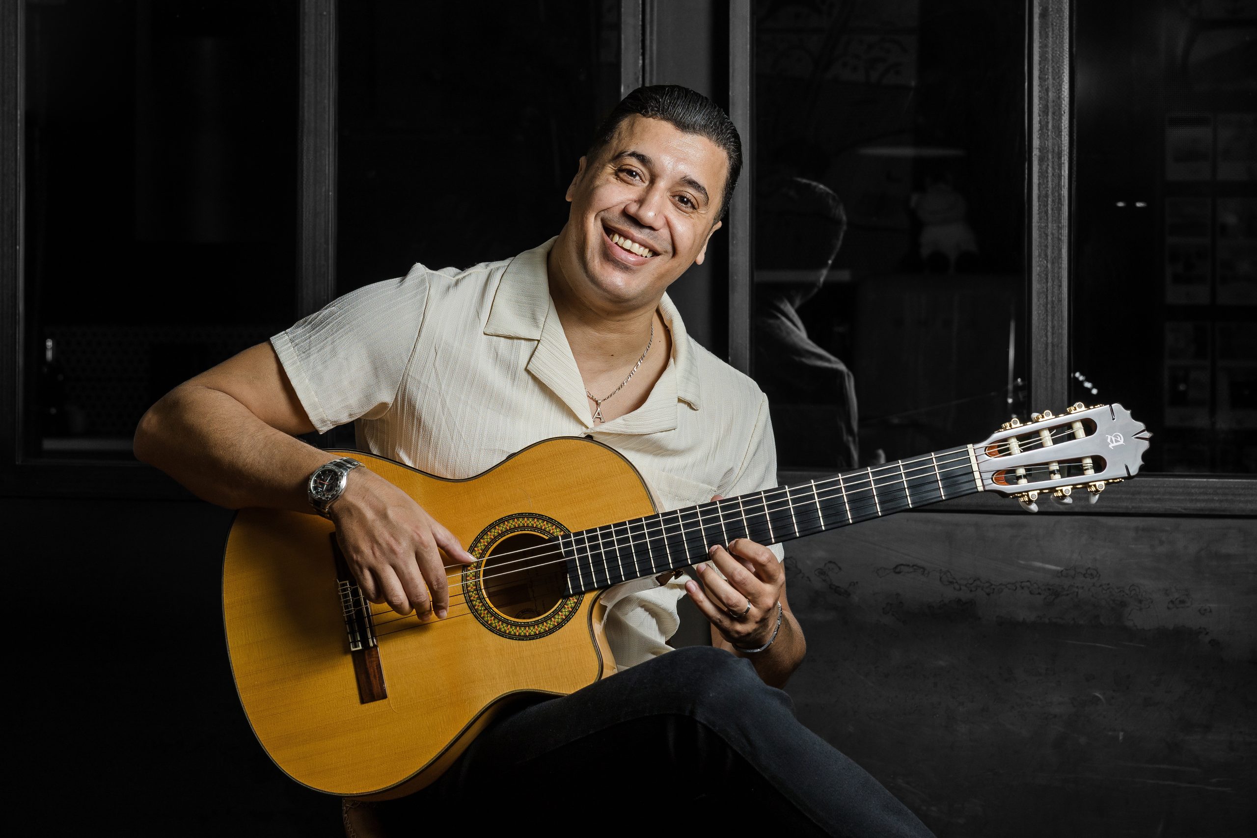 Amine Belayachi jouant de la guitare
